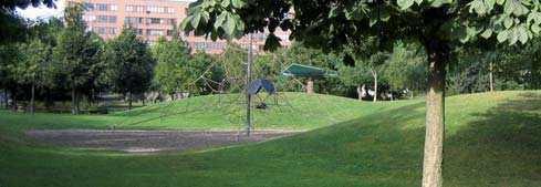 Här finns också en naturdamm, en muromgärdad sittplats och en liten paviljong bevarad från kulturhuvudstadsåret 998. En mindre lekplats finns i anslutning till kv Alnmåttet.