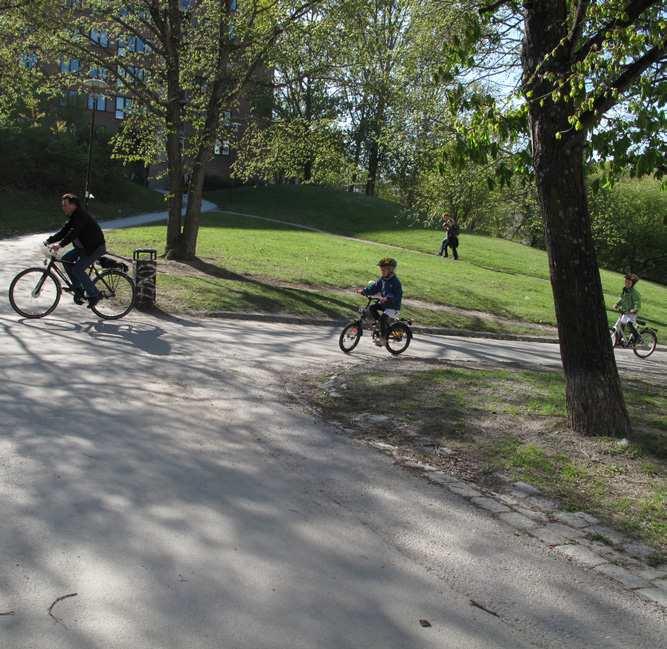 STRÅK I PARKEN Frekvensen av gång- och cykeltraikanter har mätts under 0 minuter vid 3 tillfällen vid sol; en fredag eftermiddag, en söndag eftermiddag och en måndag morgon.