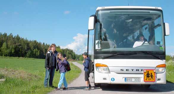 Ombord på bussen Säkerhetsbälte på Det finns alltid sittplats med bälten till samtliga barn som åker med skolbussen.