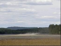 Figur 4. Sandmoln över östra delen av anrikningssandmagasinet i Gillervattnet, 2004. Figure 4. Cloud of sand at the eastern part of the mine tailings impoundment at Gillervattnet, 2004. 1.2.2 Flygaska I denna undersökning har flygaskor använts från olika anläggningar (Tabell 4).