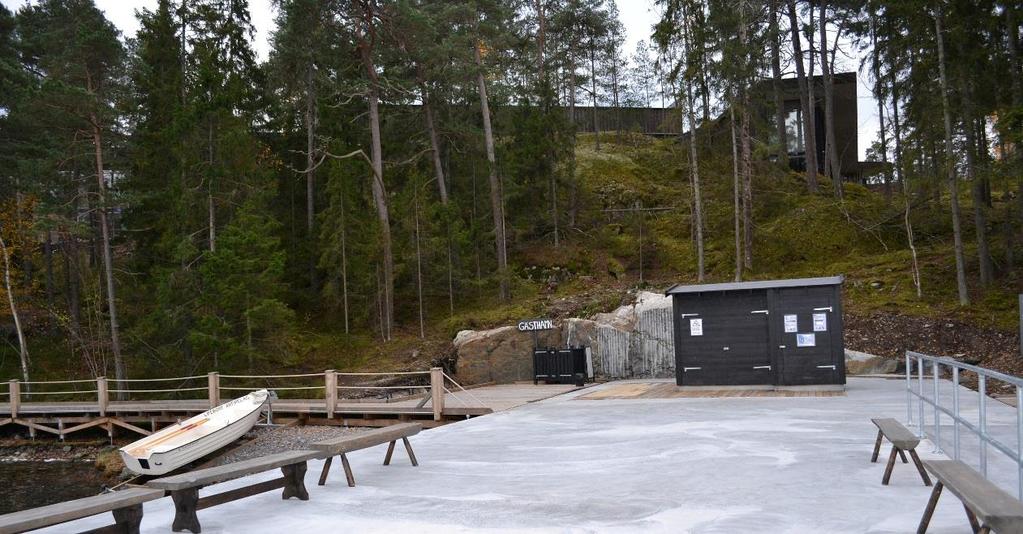 Sida 21 (36) Figur 17: Plats för servicebyggnad. Platsen är bebyggd med toalettbyggnad för vilken strandskyddsdispens har beviljats 2012-01-23.