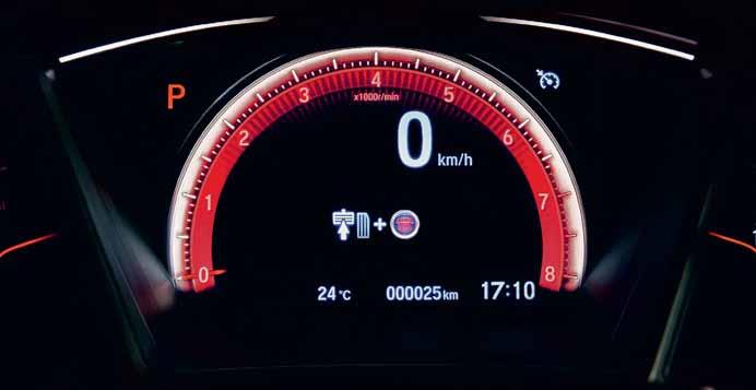 Den sportiga upplevelsen fortsätter inne i själva bilen med spännande designfunktioner som