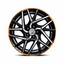 17-TUMS CURA- LÄTTMETALLFÄLGAR 17-tums Cura har en diamantslipad A-yta med glänsande beläggning, krutsvarta fönster, hellackerad (Black Pearl) centrumkåpa och ett glänsande Honda-emblem i