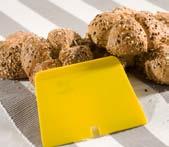 Att kunna utgå från en och samma grunddeg när du bakar olika bröd sparar mycket tid. Genom att använda olika sorters dekorer skapar du lätt nya bröd, även om tiden i bageriet är knapp.
