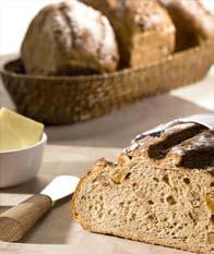 SID 9 FYRAN FRUKT FYRAN Sirap, mörkbrun PERFECT FRUKTBLANDNING Valnötter 80 gram 500 gram 30 gram 1500 gram 300 gram Blötlägg FRUKTBLANDNINGEN och lägg valnötterna åt sidan medan resterande