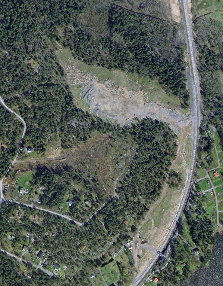 12 (33) 5.4 Utströmningsområden Det finns inga sumpskogar, kärr eller våtmarker inom eller i närheten av planområdet 1. 5.5 Markföroreningar Marken inom planområdet är förorenad pga deponiverksamheten och kommer att saneras för att kunna användas för bostadsändamål.