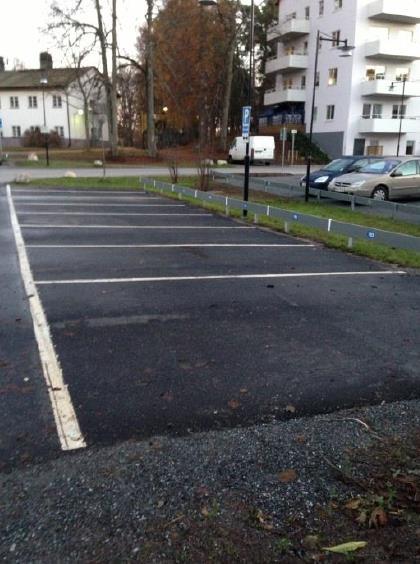 25 (33) Figur 11. Parkeringsplats anlagd med asfalt. Dagvatten avrinner till grönstråk i mitten av parkeringen då asfaltsytan är lutad så.