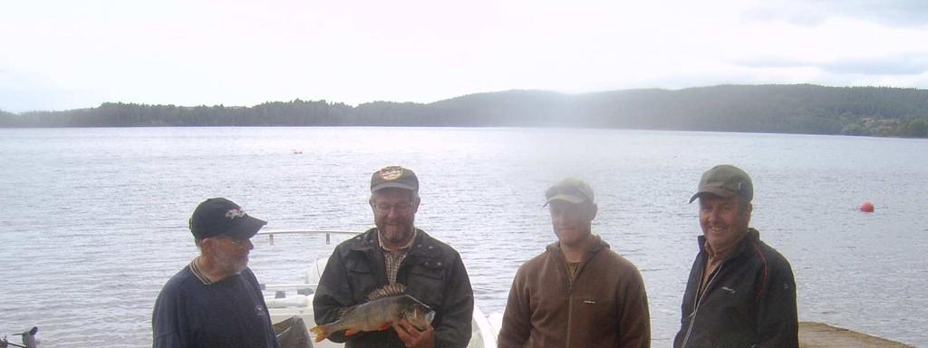 Bild 4. Medlemmar från Åsundens FVOF lade en stor arbetsinsats vid provfisket i Åsunden; Jan Gustafsson, Alve Roos, Per Samefors samt Ola Helmerson.