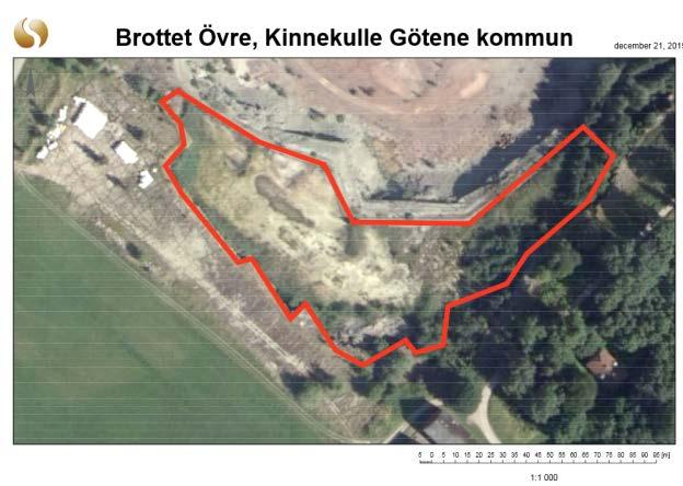Området är långsmalt och avgränsas i nord och öst av bergvägg samt i nordväst av ett nedsprängt dike där kärret naturligt upphör.