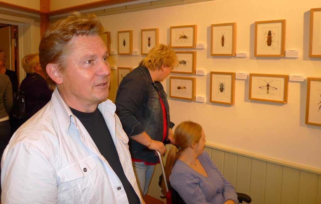 Den 11 oktober startade Kenneth Claessons (i förgrunden) vernissage av småkrypsakvareller.