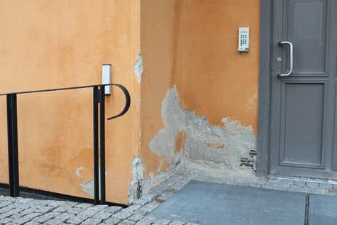 Putsskador vid entré på fasad mot norr Fönster