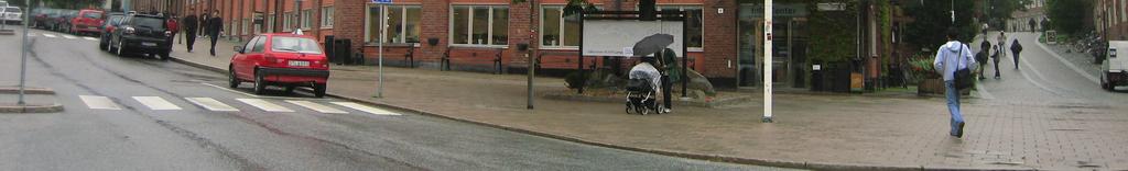 De vertikala pelarna medverkar till att minska intrycket av byggnadens långa sträckning utmed gatan.