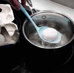 Låt vatten koka upp och lägg När äggen kokat klart, häll av 1 2 3 försiktigt ner ett ägg i taget. det upp kokande med kallt vattnet vatten.