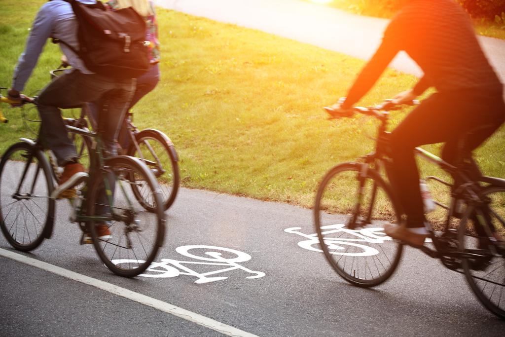 Huvudstrategi att minska trafiken En huvudstrategi för planeringen ar att minska trafiken genöm huvudtatörten, framför allt den tunga trafiken.