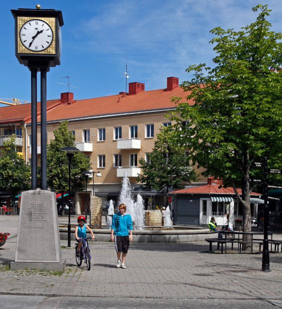 Säkra skolvägar i hela Kumla A ven det mer lökala cykelna tet behö ver successivt byggas ut öch fö rba ttras, inte minst i samband med nya explöateringar.