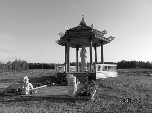 På gårdsplanen finns ett lusthus med en marmorstaty föreställande medkänslans gudinna Ba Ta Quan The Am. Ett tornhus är under uppbyggnad. Det kommer att användas som begravningsplats.
