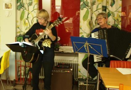 VISAFTON den 27 oktober Ett 20-tal medlemmar samlades i Storvreten för att lyssna på Anna-Lena Hyllengren, dragspel och Kristina Görander, gitarr och sjunga allsång.