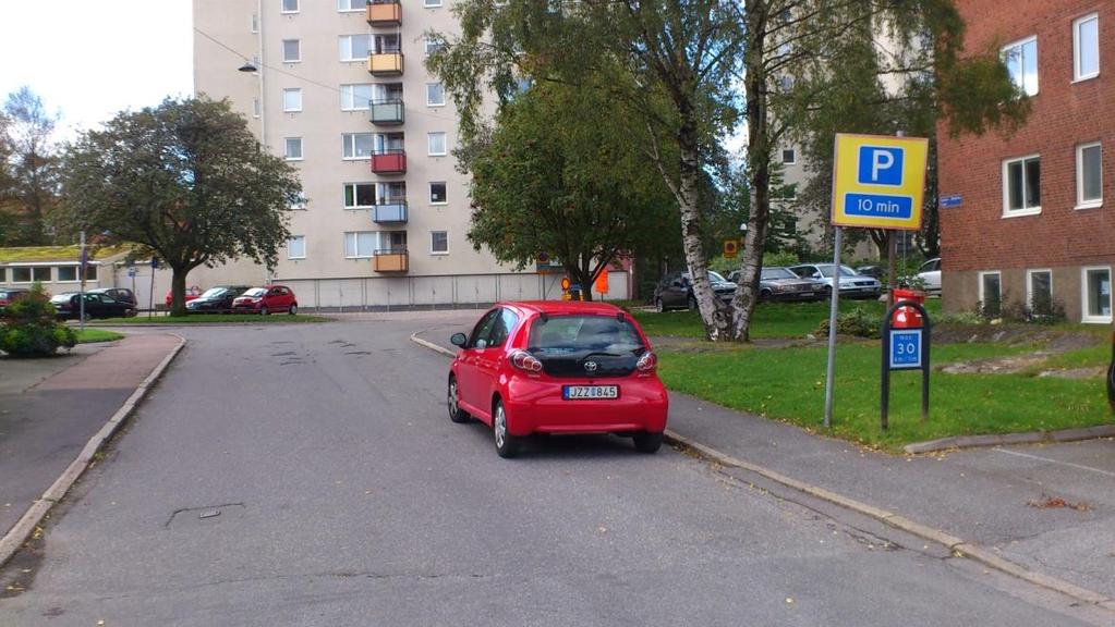 Strax efter dessa 6 platser så börjar en parkeringszon, inom denna zon så får man parkera i max 10 min.