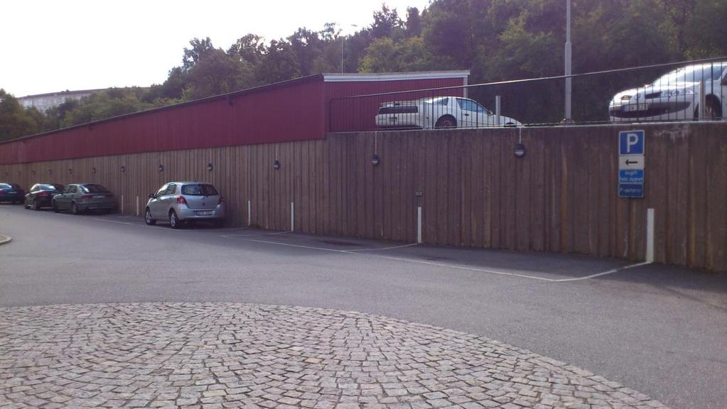 PM 25 (40) Längre in i området så finns 16 avgiftsbelagda parkeringsplatser där avgiften är 5 kr/tim alla dagar.