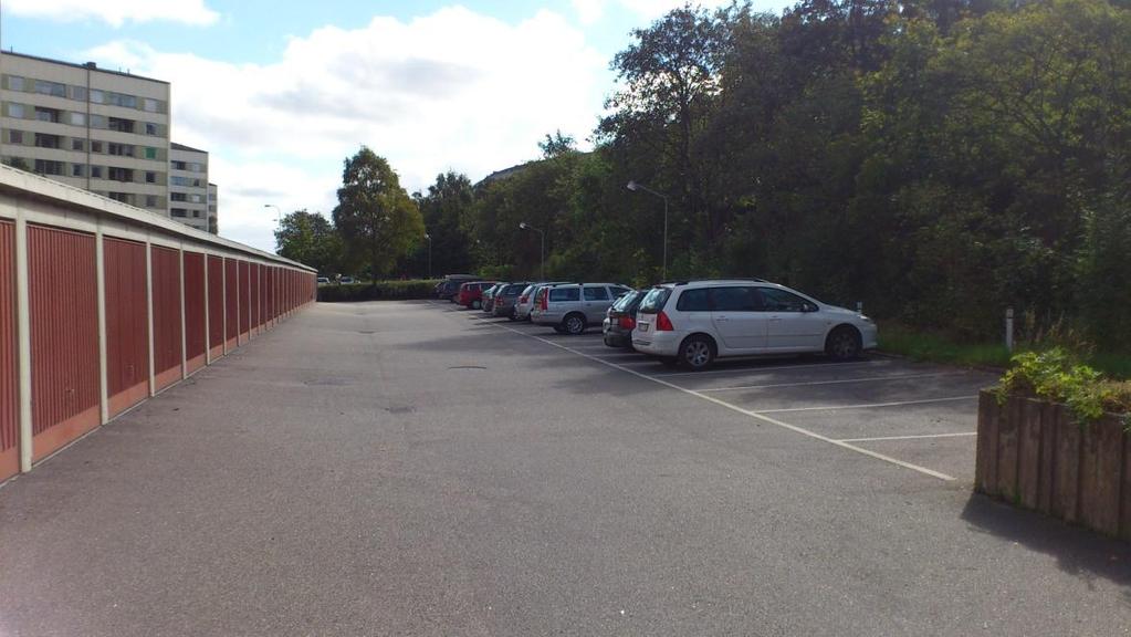 Mitt emot de garageparkeringar som finns i området så återfinns gatuparkering som är förhyrda.