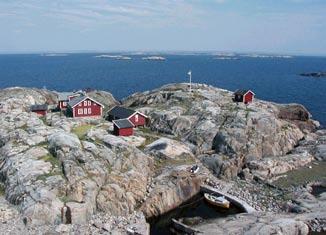 Bilden från föreningens hemsida på Väderöbod från fyren visar hur fint det blivit Foto: Rune Dunér river våra huvuden och försöker på ett bra sätt att få undan denna sand.