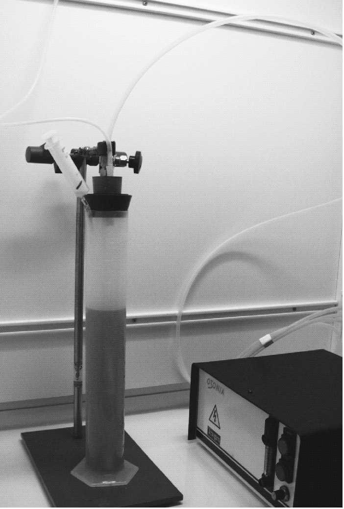 5. Avancerade oxidationsmetoder 5.3. Material och metodbeskrivning 5.3.1. Ozonering Utrustning Lakvattnet ozoneras i laboratorieskala med hjälp av utrustningen som visas i gur 5.2.