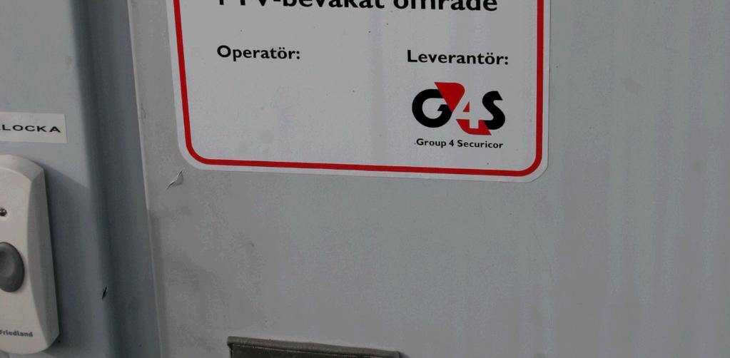 skada efter ett eggvasst verktyg. Inga skador iakttas vid hangarens motsatta kortsida vid dörr B.