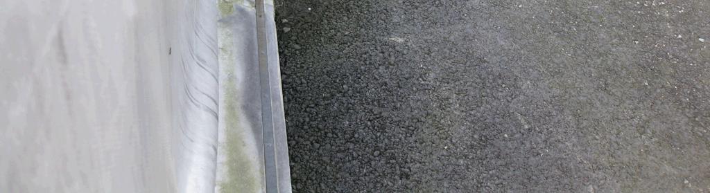 placerad framför dörr på höger