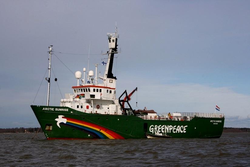 Artic Sunrise Greenpeace-aktivister tar sig upp på en oljeplattform belägen inom Rysslands EEZ.