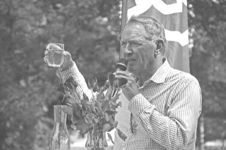 Foto från sommarmöte i Polhemsgården 2011 Jan Eliasson har gått ner i arbetstid till att arbeta full tid i stället för 60 80 timmar i veckan.