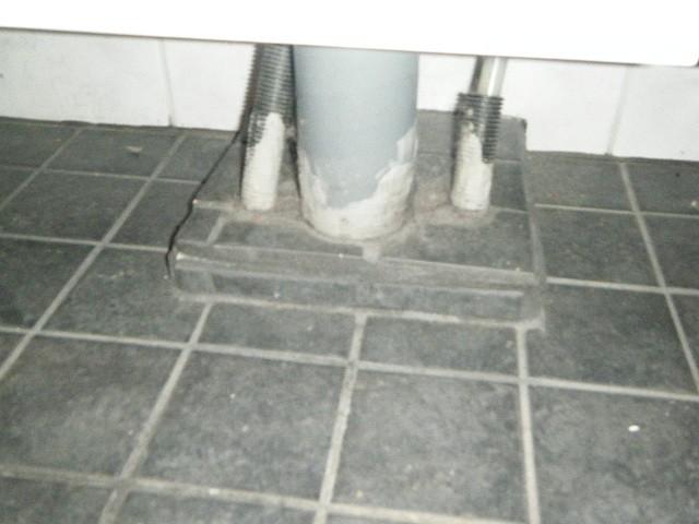 Rörgenomföringar i golv i våtrum för varm och kallvatten ska inte förekomma.