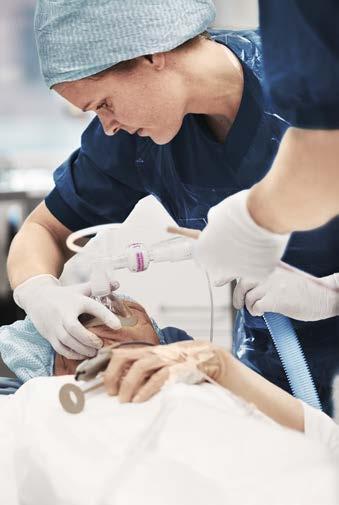 Making a difference in healthcare Så skapar vi värde RESURSER VI BEHÖVER AFFÄRSMODELL Finansiellt kapital 2 763 Mkr i kassaflöde från verksamheten Humankapital 10 700 medarbetare inom allt från