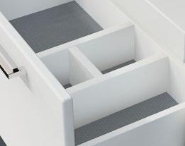 Stommarnas sidor är tillverkade av vit (01) fuktbeständig melaminbelagd möbelskiva.
