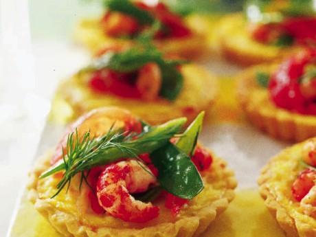 Förrätt: Prästostspaj med sockerärter och kräftor Till 10 12 portionspajer: 3 dl vetemjöl 125 g smör 2 msk kallt vatten Fyllning: 2 ägg 1.