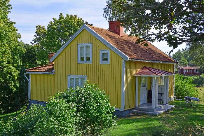 Avlopp 3-kammarbrunn som är i behov av ny infiltration m.m. NB: 1 rum, kontor, hall och kök med gammaldags skafferi. Badrum med Wc och dusch. ÖB: Hall och två rum, längsgående garderob.