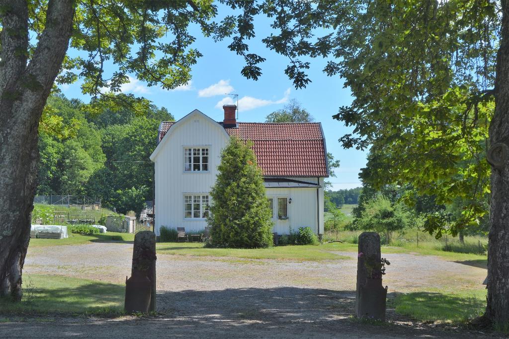 På fastigheten finns 2 bostadsbyggnader med tillhörande ekonomibyggnader.