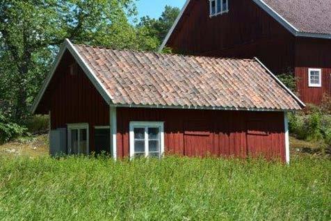 och fint kök. Uppvärms med elvärme. Enskilt vatten året runt och enskilt avlopp.