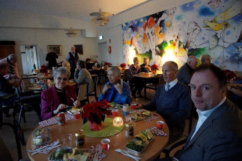 Redan vid entrén till församlingshemmet såg man många glada