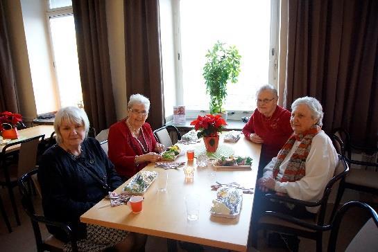Träffen inleddes sedvanligt med glögg, julmat och chockladpraliner.
