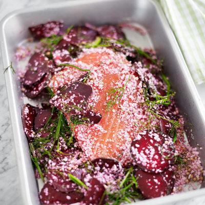 Recept Rödbetsgravad lax Ingredienser 300 g färska rödbetor 600 g färsk lax med skinn 1 dl grovt salt 0,75 dl strösocker 1,5 dl dill Gör så här Skala och riv eller skär de råa rödbetorna så tunt det