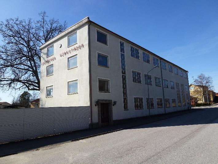 3. FAKTA OM FASTIGHETEN Allmän beskrivning Fastigheten är bebyggd med produktion-, lager- och kontorslokaler på totalt ca 1 300 kvm. Byggnad med 3 fulla våningsplan, hisschakt och två trapphus.