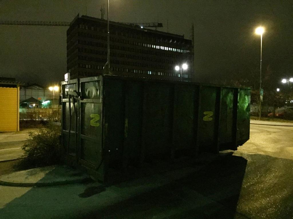 Olovlig uppställning av containrar Någon åkare som kör bort rivningsmassor från bygget på andra sidan Nynäsvägen har tagit sig för att använda våra p-platser eller uppfarten mot sophuset vid D-huset