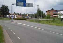 Vid den centrala rondellen är centrum visserligen skyltat men det finns ingenting i den fysiska miljön som berättar att man är 200m från centrala Älvsbyn med allt vad det