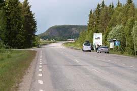 Mackarna ligger bra till, de lockar bilister in till Älvsbyn och syns väl, men från mackarna likväl som från centrumrondellen saknas kontakten med centrumgatan.
