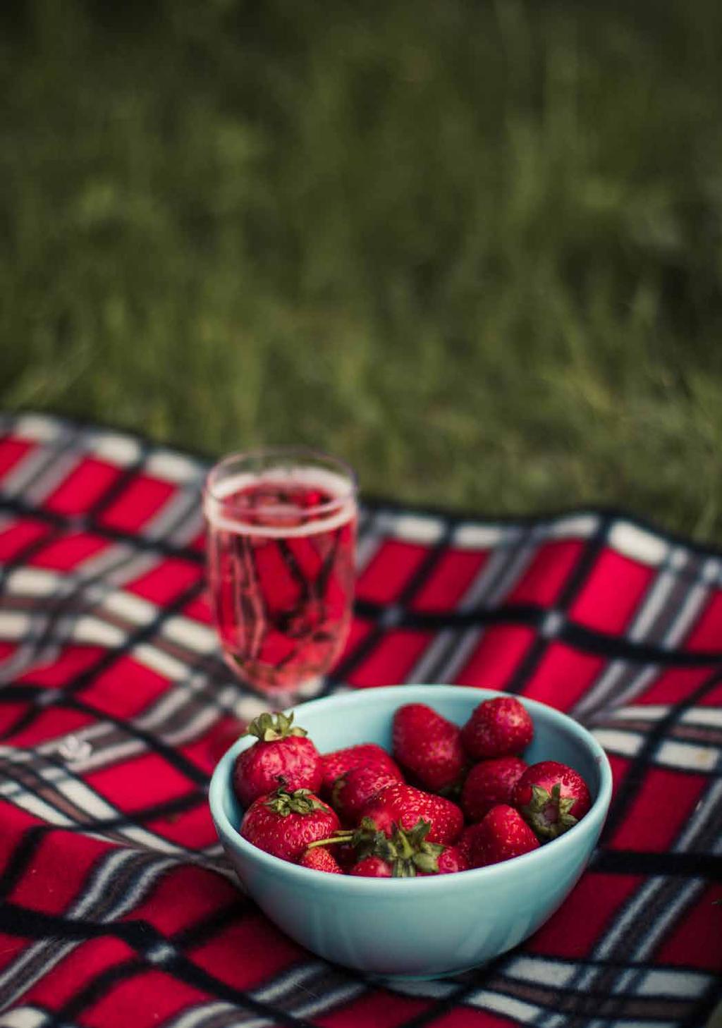 Sång med picknick i det gröna Onsdag 20 juni kl 15.30 på Hjärups bibliotek Fri entré Ingen föranmälan Barn och vuxna i alla åldrar är välkomna på sång med trubaduren Helene Skogspil.