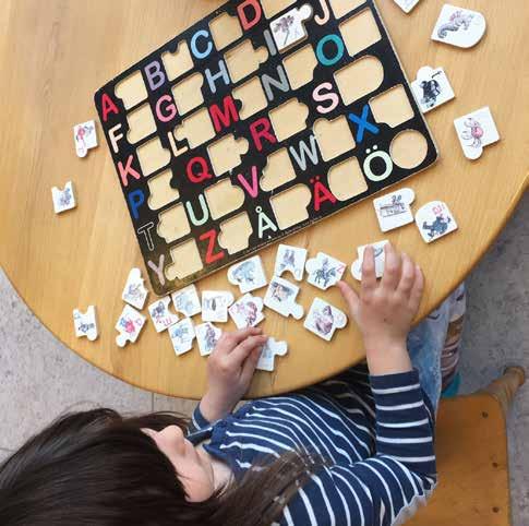 Spela brädspel på bibblan På barnavdelningen hittar du schack, olika pussel och Fia med knuff.