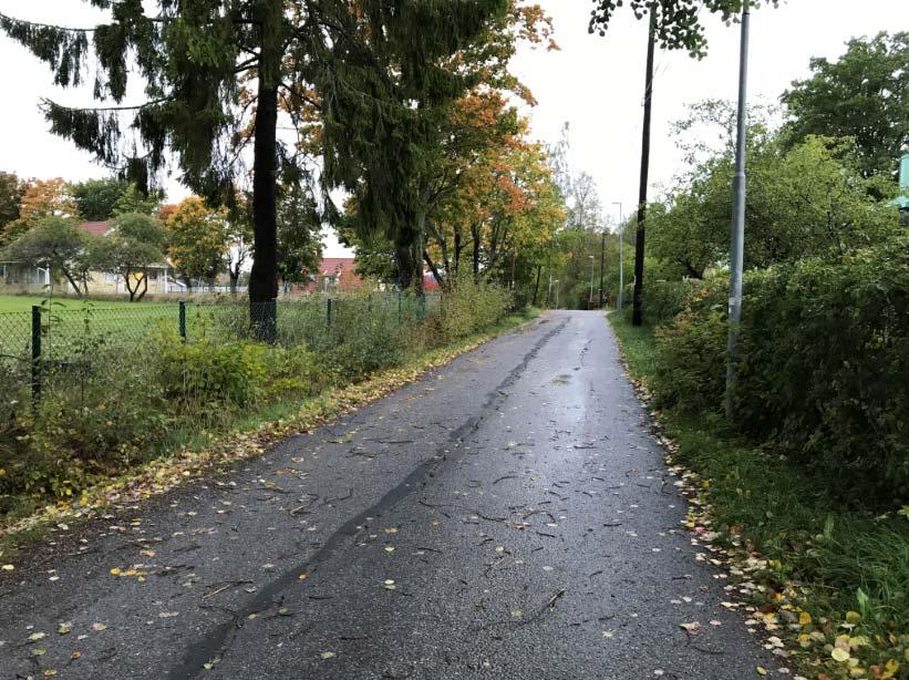 TRAFIKUTREDNING FÖR DETALJPLAN ULFSBERGSGÅRDEN, TULLINGE 16:121 11 Figur 7. Ulvsbergsvägen, planområdet till vänster i bild. Belysning på vägens östra sida.