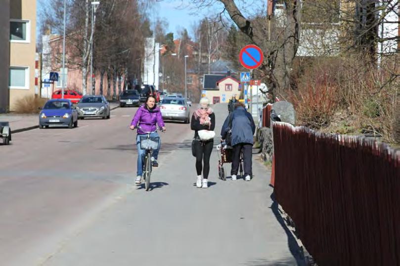 Mest kritisk är sträckan utmed Repslagaregatan där bredden på gångoch cykelbanan är altför smal för att på ett säkert och funktionellt sätt kunna hantera