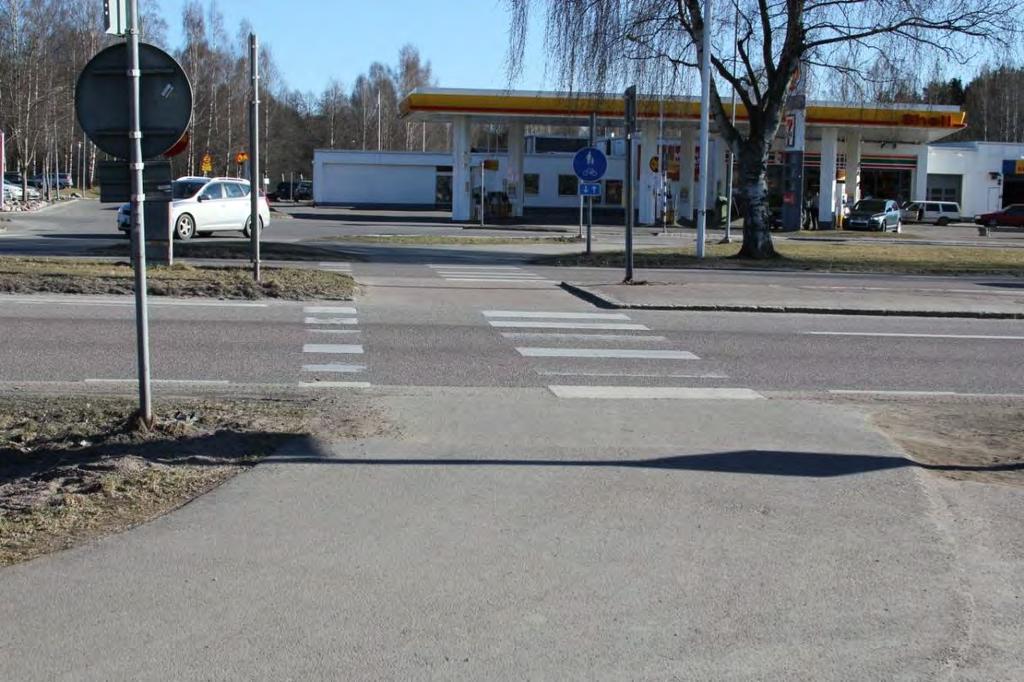 I dagsläget saknas det cykelvägvisning av huvudcykelnätet, det finns endast ett fåtal skyltar på ett fåtal platser.