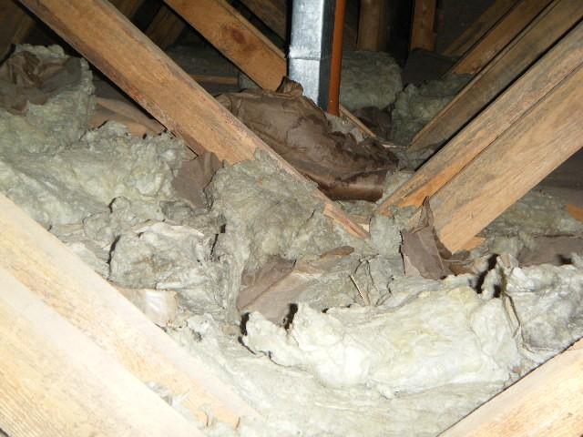 samt vid ventilationsrörets genomföring genom yttertaket.
